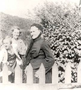 1934 presbytere de cusance Felicie Muhr avec 2 nieces (1)